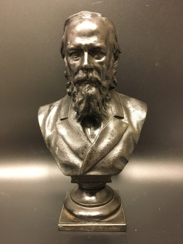 Buste de Fedor Dostoievski en bronze à patine médaille, reposant sur piédouche.…