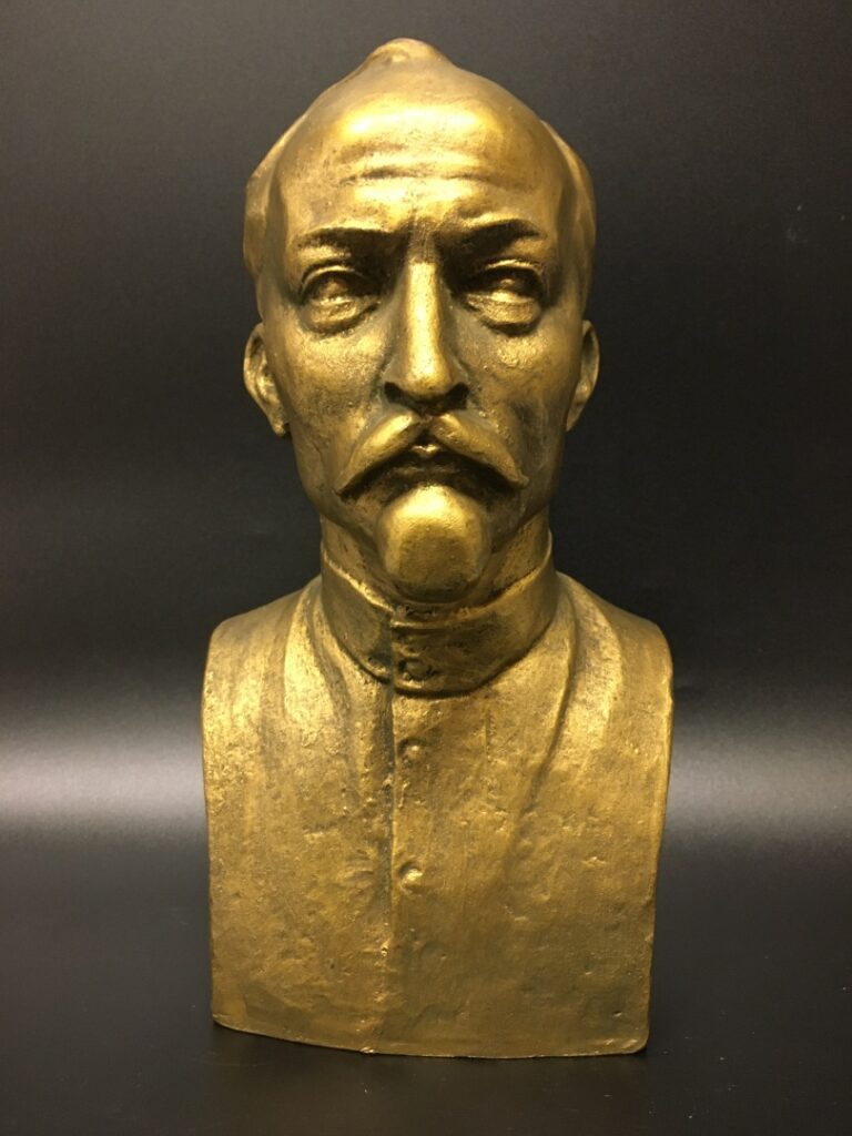 Buste de Felix Dzerjinski en papier mâché à patine dorée. - Hauteur: 26 cm.