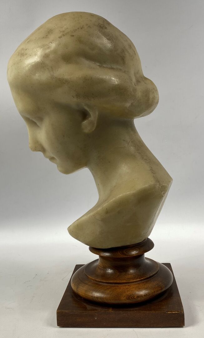 Buste de femme en cire, sur piédouche en bois tourné - H : 38 cm - (acc.)