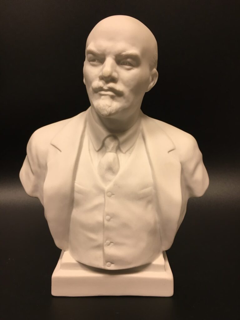 Buste de Lénine en biscuit. - Hauteur: 20 cm.