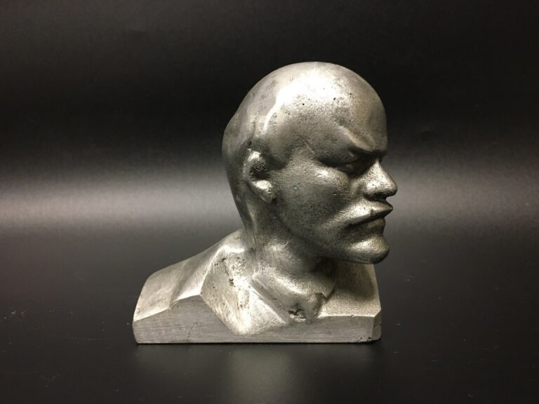 Buste de Lenine en étain. - Hauteur: 9 cm.