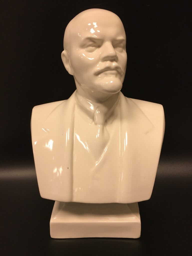 Buste de Lénine en faïence, inscription au dos en partie effacée, probablement…