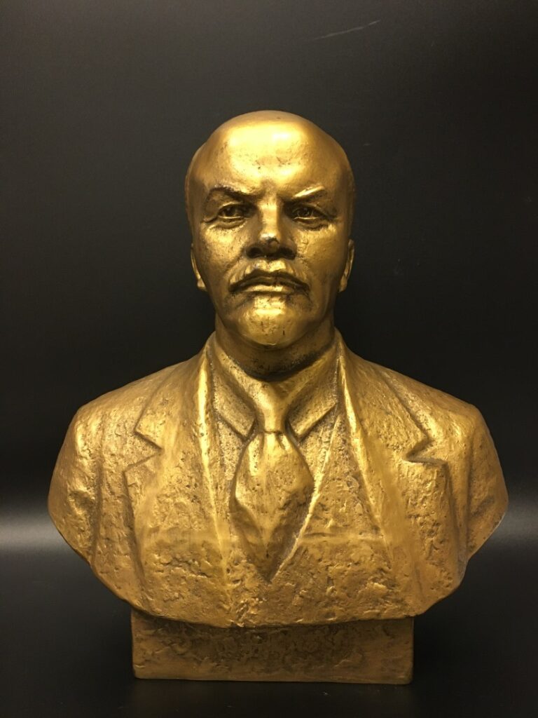 Buste de Lénine en papier mâché à patine dorée. - Hauteur: 34 cm.