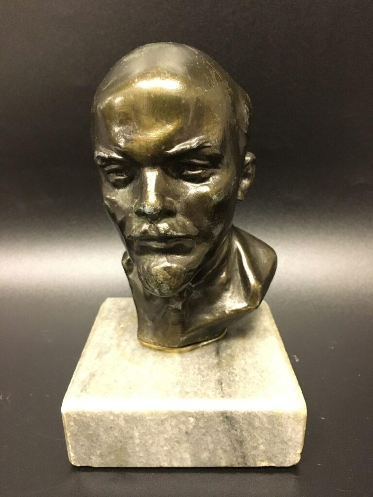 Buste de Lénine en régule à patine médaille, socle en composition gris. - Haute…