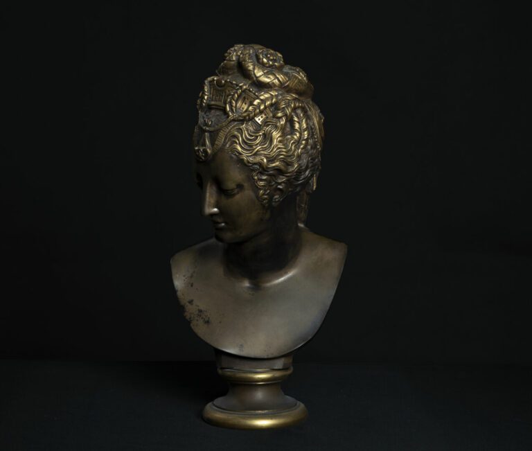 Buste de Pauline Borghèse en bronze à patine brune et dorée - Trace de cachet d…