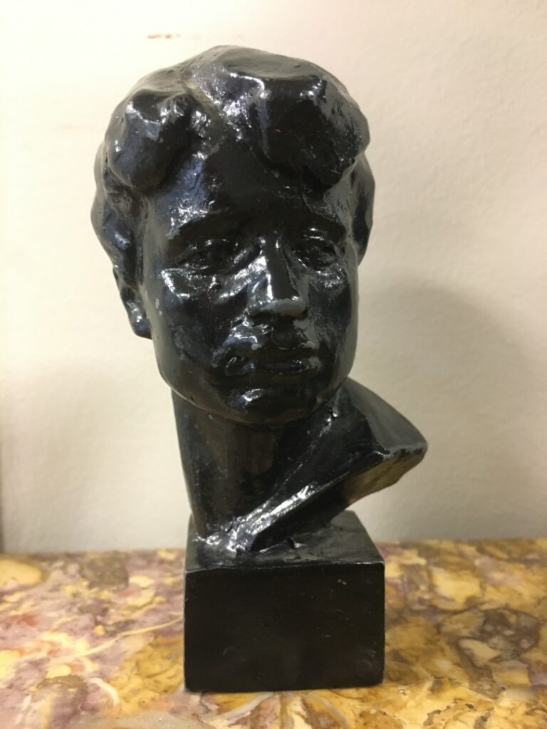 Buste de Sergueï Essenine en bronze à patine médaille. - Hauteur: 12,5 cm.