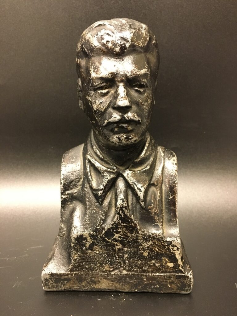 Buste de Staline en métal patiné noir (fonte pleine, patine usée). - Hauteur: 1…