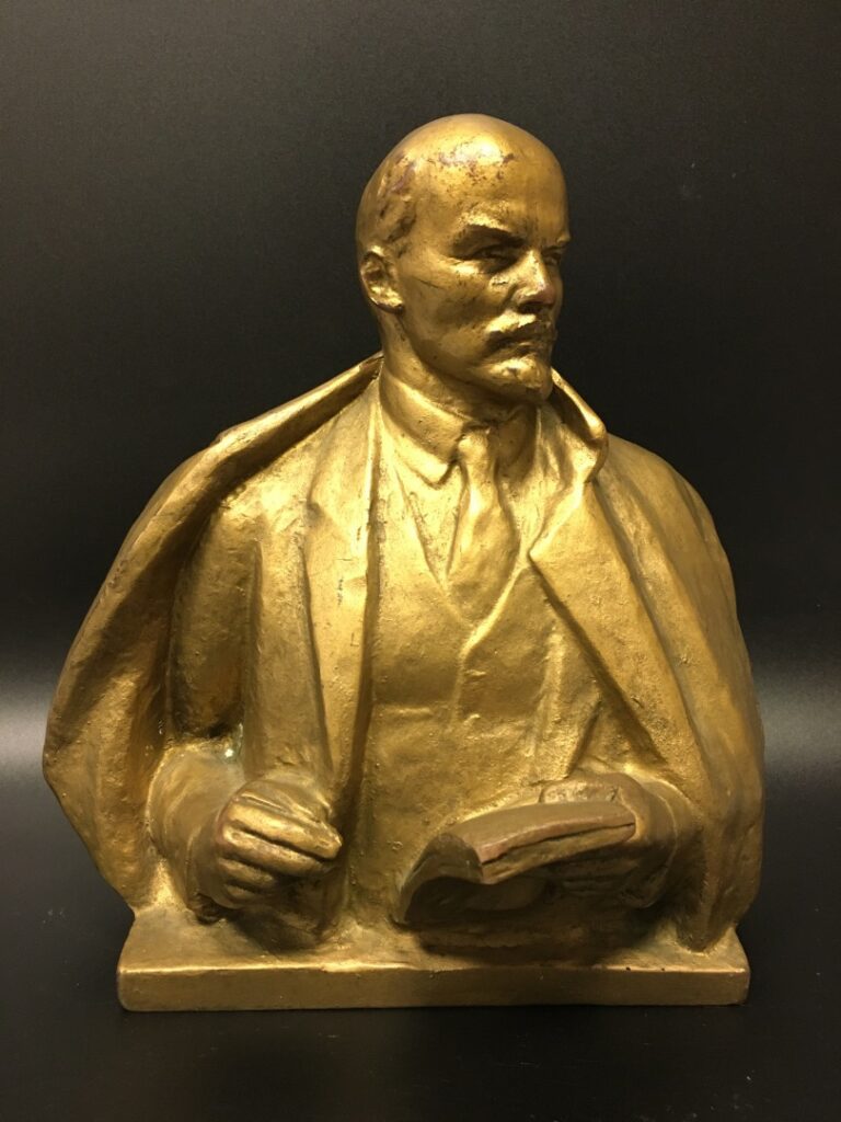 Buste représentant Lénine écrivant en papier mâché doré. - Hauteur: 23 cm.…