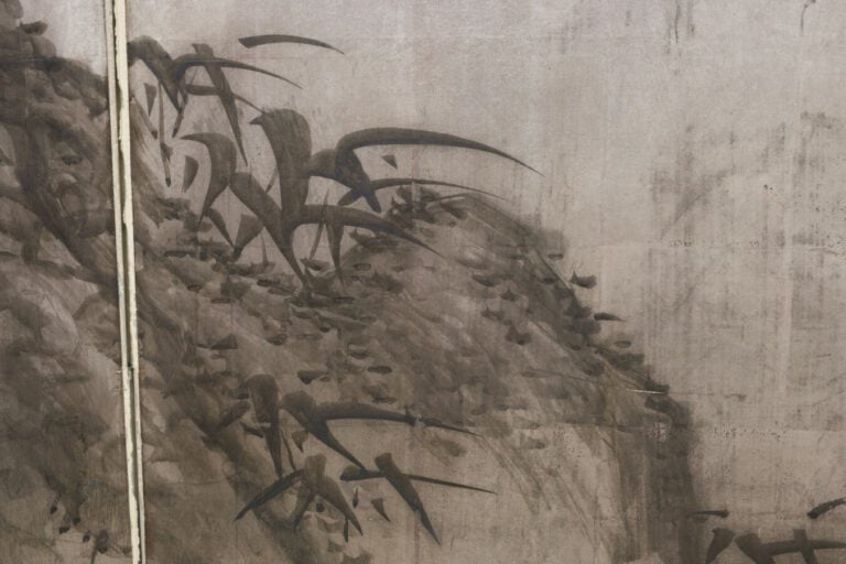 Byobu / paravent à deux panneaux avec une peinture dynamique d'un grand pin sur…