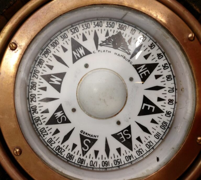 C. PLATH Hamburg - Compas de marine inscrit dans une borne en bois verni et pei…
