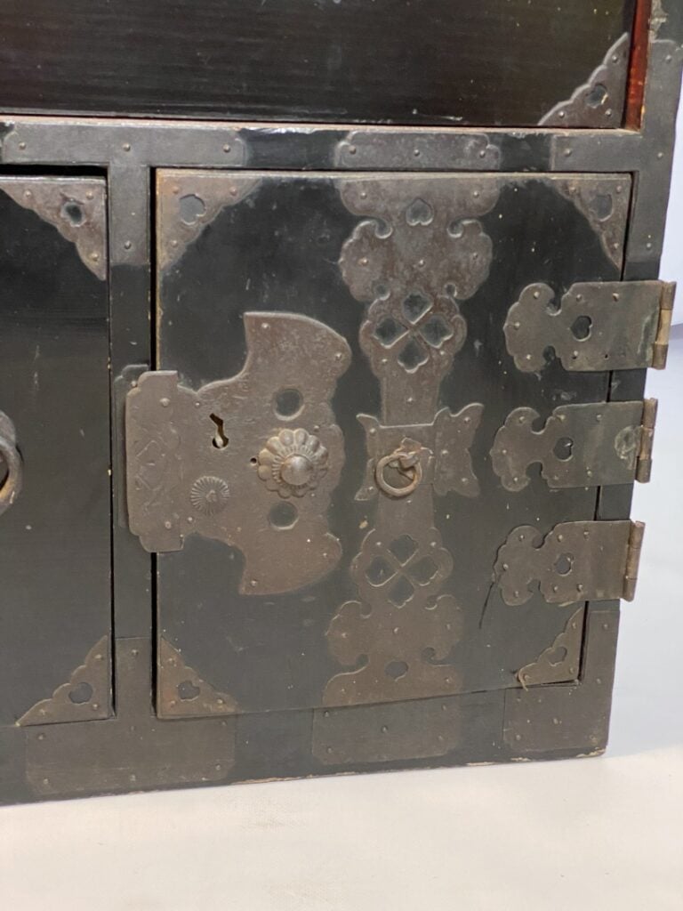 CABINET EN BOIS TEINTE DANS LE GOUT JAPONAIS - Il s'ouvre à trois tiroirs qui s…