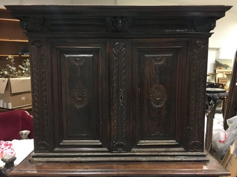 Cabinet en chêne mouluré et sculpté, ouvrant par deux portes en façade, montant…
