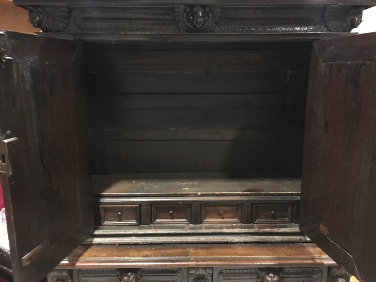 Cabinet en chêne mouluré et sculpté, ouvrant par deux portes en façade, montant…