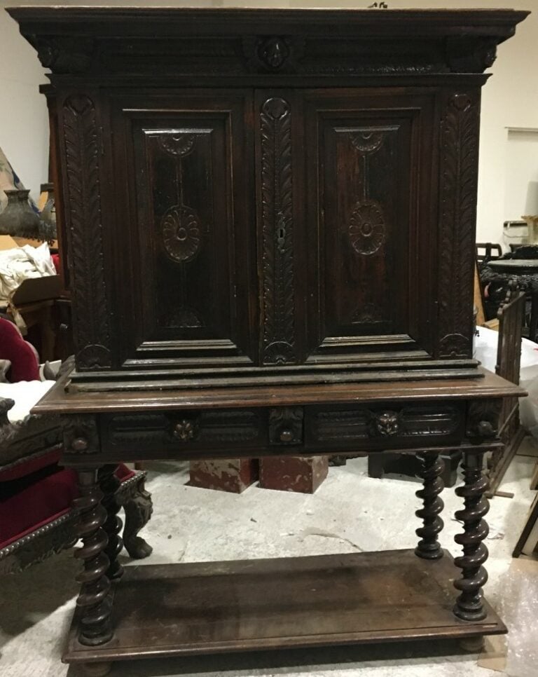 Cabinet en chêne mouluré et sculpté, ouvrant par deux portes en façade, montant…