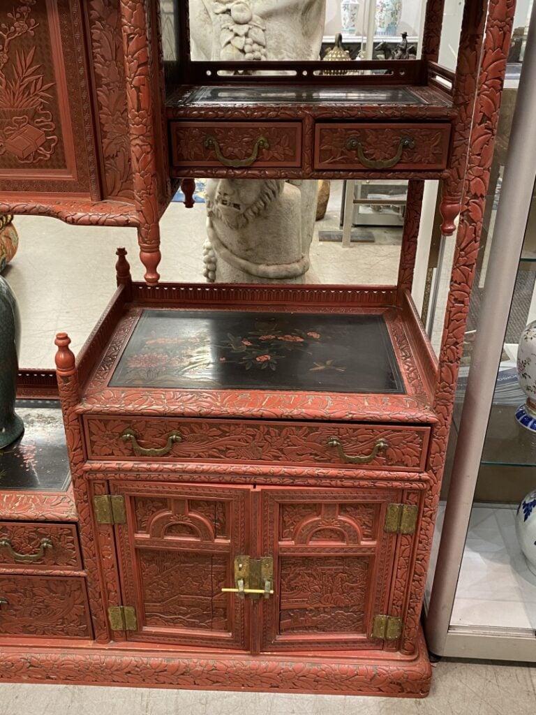 Cabinet kazaridana (meuble étagère) laqué rouge dans le goût des laques de Cina…