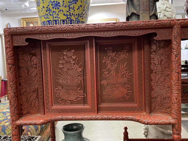 Cabinet kazaridana (meuble étagère) laqué rouge dans le goût des laques de Cina…