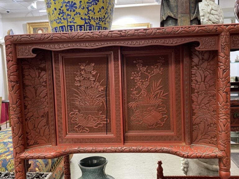 Cabinet kazaridana (meuble étagère) laqué rouge dans le goût des laques de Cina…