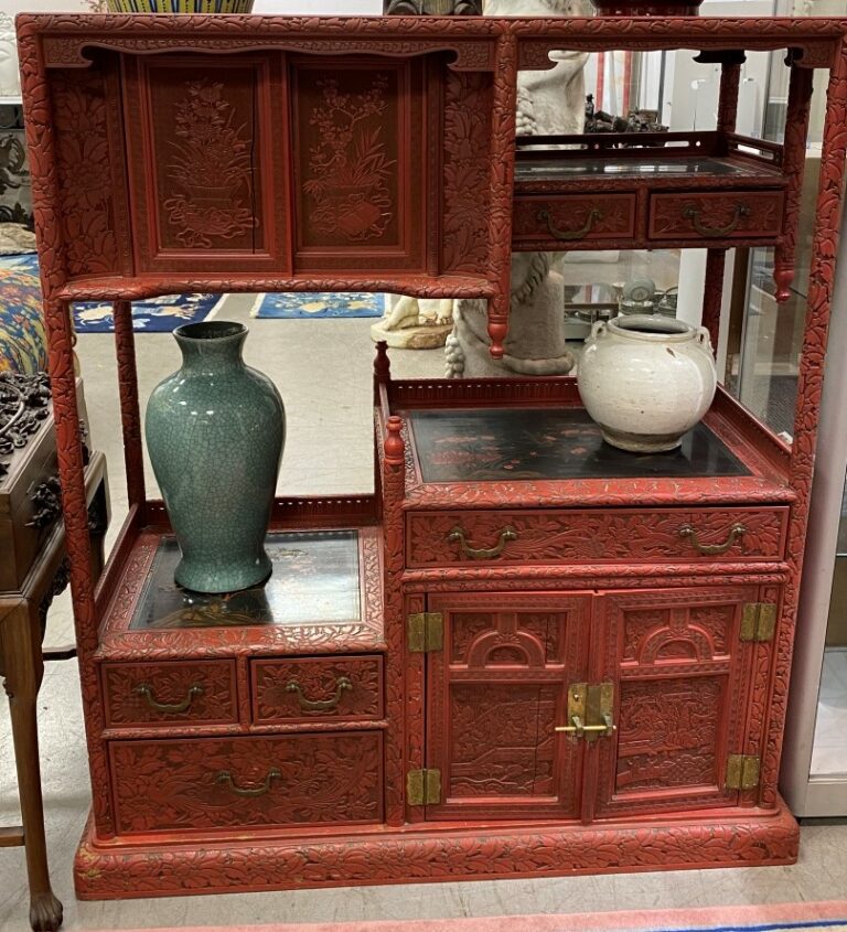 Cabinet kazaridana (meuble étagère) laqué rouge dans le goût des laques de Cina…