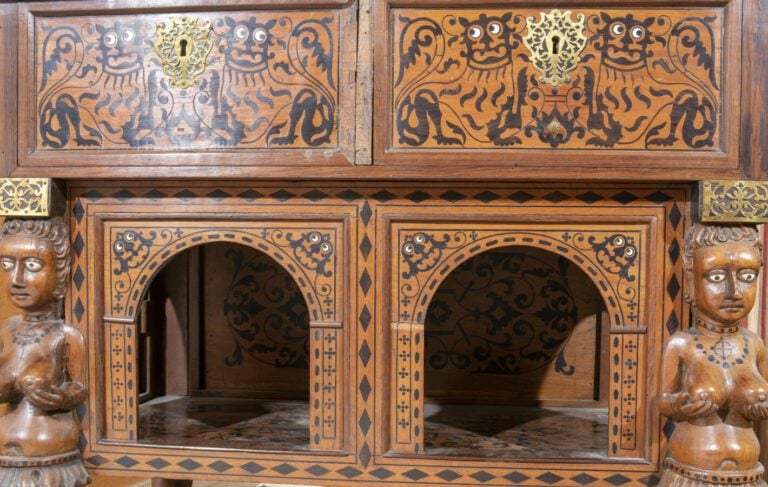 Cabinet marqueté en intarsia de lions couronnés en ébène sur fond de teck ; de…