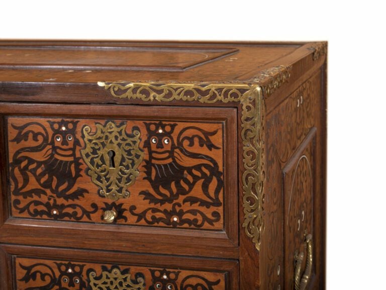 Cabinet marqueté en intarsia de lions couronnés en ébène sur fond de teck ; de…