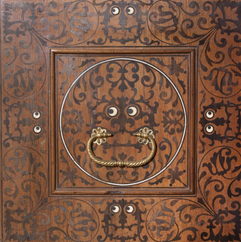 Cabinet marqueté en intarsia de lions couronnés en ébène sur fond de teck ; de…