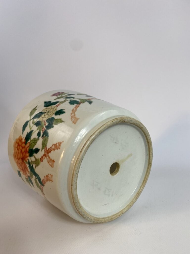 CACHE- POT EN CERAMIQUE DANS LE GOUT DE LA FAMILLE ROSE - Chine - Au décor de p…