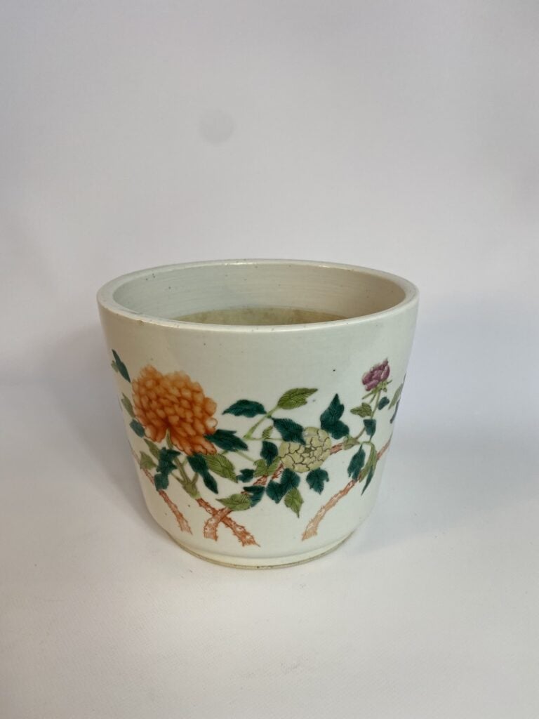 CACHE- POT EN CERAMIQUE DANS LE GOUT DE LA FAMILLE ROSE - Chine - Au décor de p…