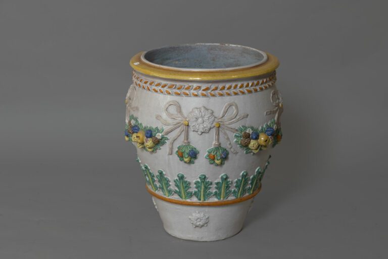 Cache-pot en céramique vernissée à décor polychrome de fleurettes et noeuds de…