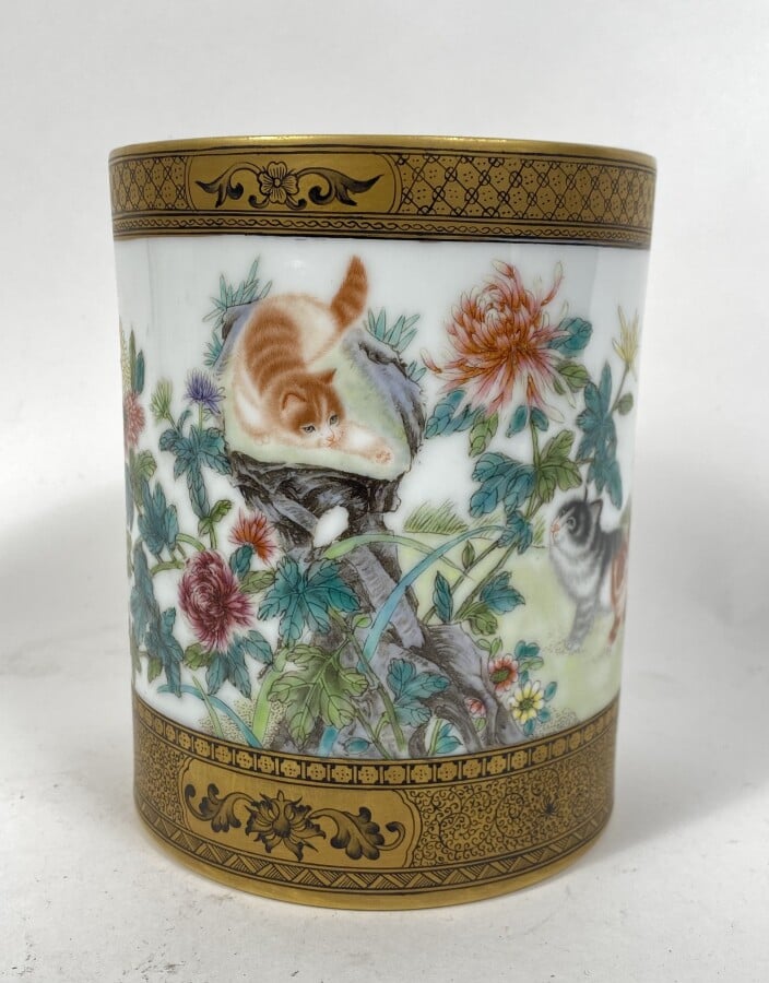 Cache-pot en porcelaine blanche à décor émaillé polychrome de motifs floraux et…