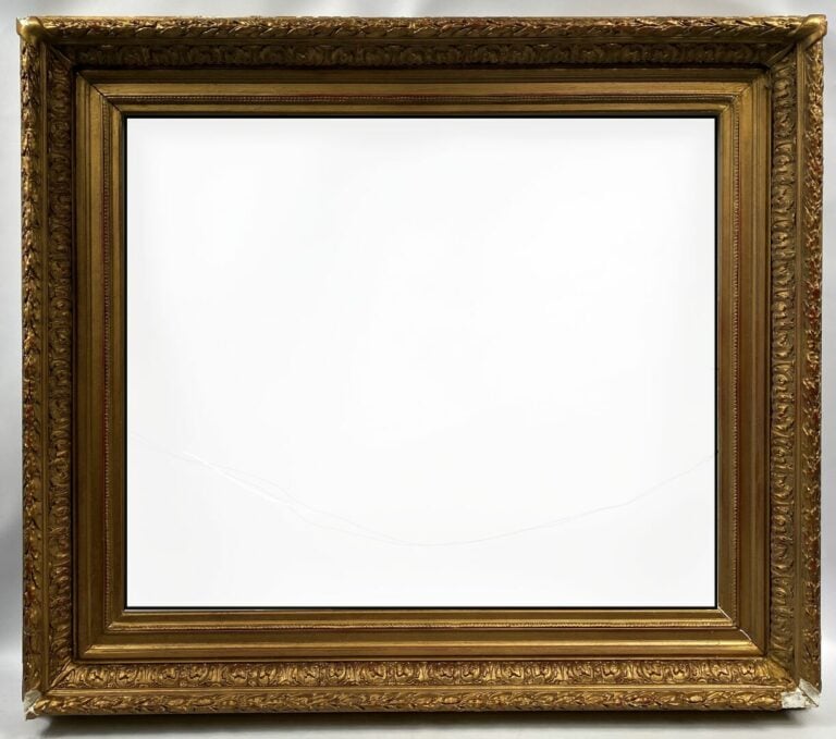 Cadre en bois et stuc doré à décor de frises feuillagées - Dim (extérieures) :…