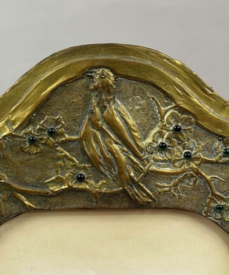 Cadre photo de forme mouvementée en bois et plaque de laiton repoussé à décor d…