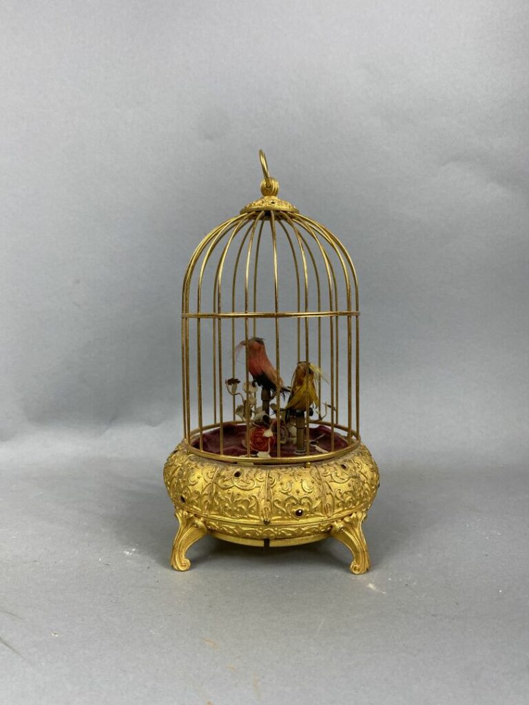 Cage automate à oiseaux siffleurs en métal doré ponctué de petits cabochons rou…