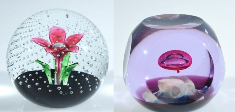 Caithness. Deux presse-papiers modernes - 1°/ Presse-papiers « Flower in the ra…