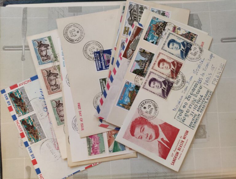 Cambodge. Album contenant une collection de timbres succincte avec diverses env…