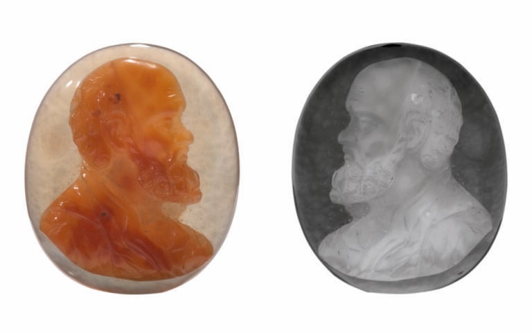 Camée en agate représentant Socrate de profil. - Travail d'époque néoclassique.…