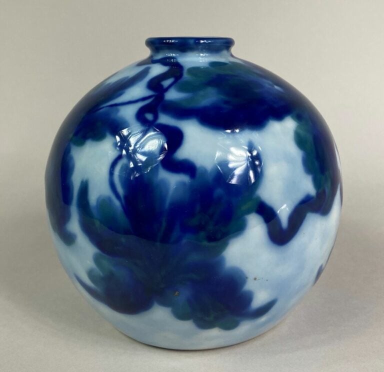 Camille THARAUD (1878-1956) à LIMOGES - Vase boule en porcelaine à décor émaill…