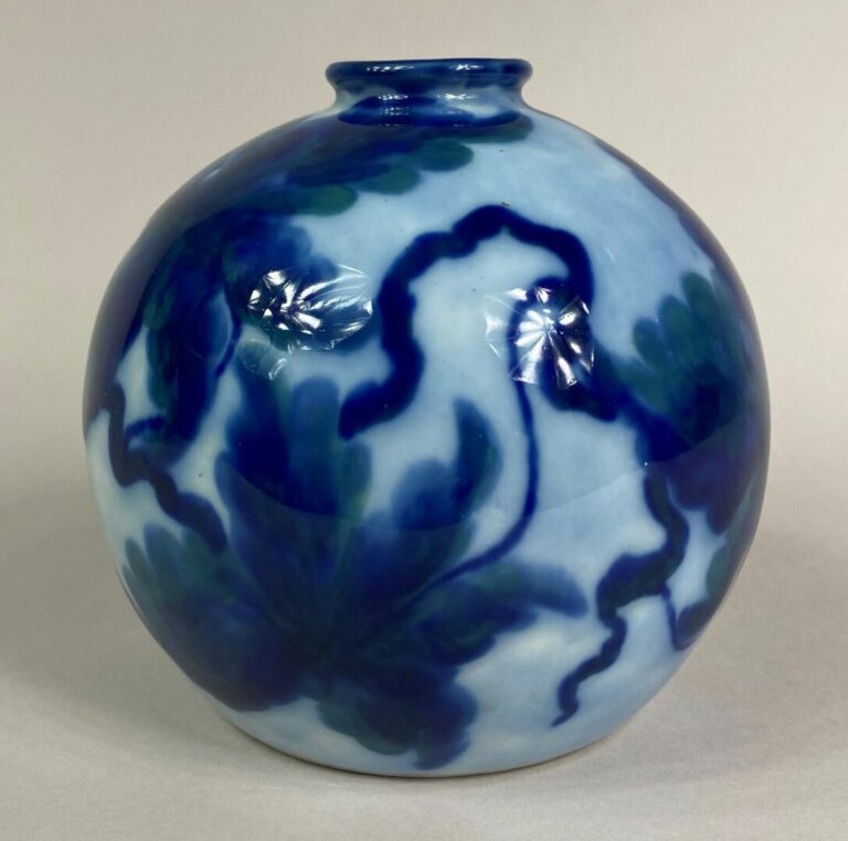 Camille THARAUD (1878-1956) à LIMOGES - Vase boule en porcelaine à décor émaill…