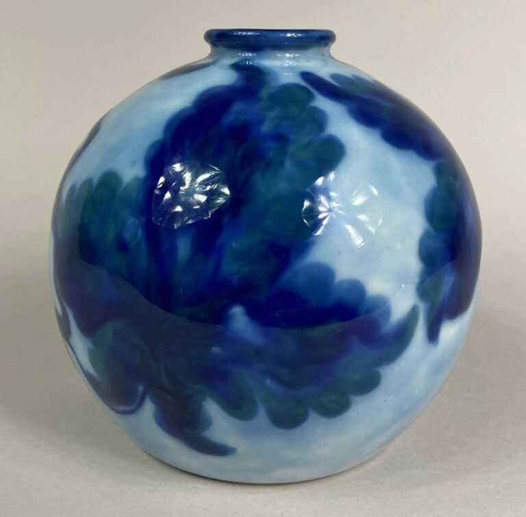 Camille THARAUD (1878-1956) à LIMOGES - Vase boule en porcelaine à décor émaill…