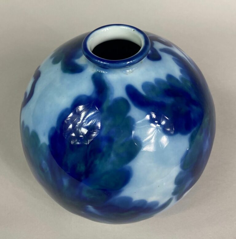 Camille THARAUD (1878-1956) à LIMOGES - Vase boule en porcelaine à décor émaill…
