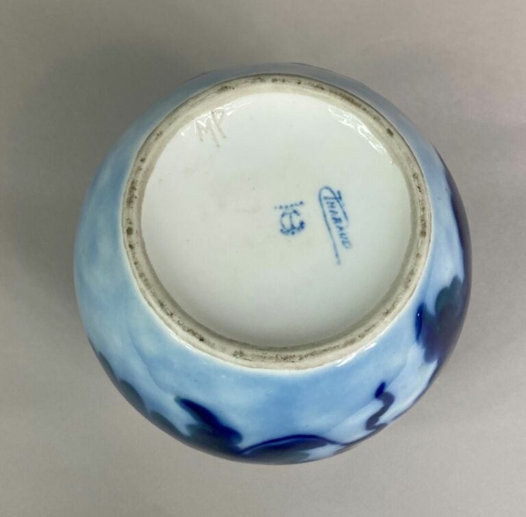 Camille THARAUD (1878-1956) à LIMOGES - Vase boule en porcelaine à décor émaill…