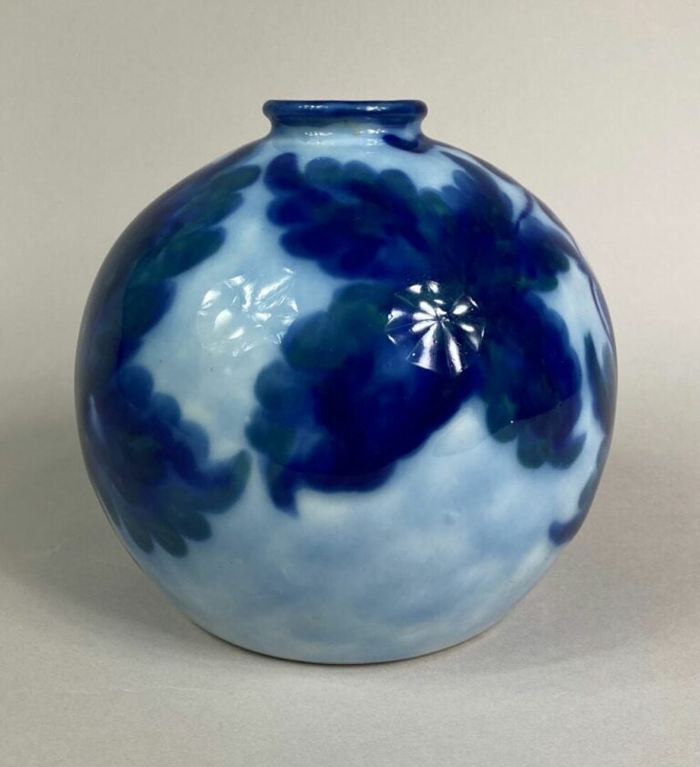Camille THARAUD (1878-1956) à LIMOGES - Vase boule en porcelaine à décor émaill…