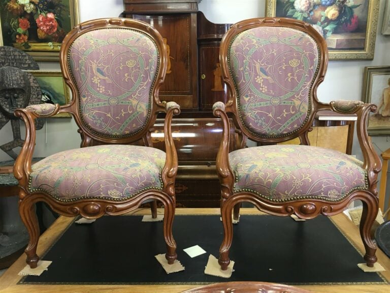 Canapé corbeille et ses deux fauteuils en bois naturel mouluré, lignes violonée…