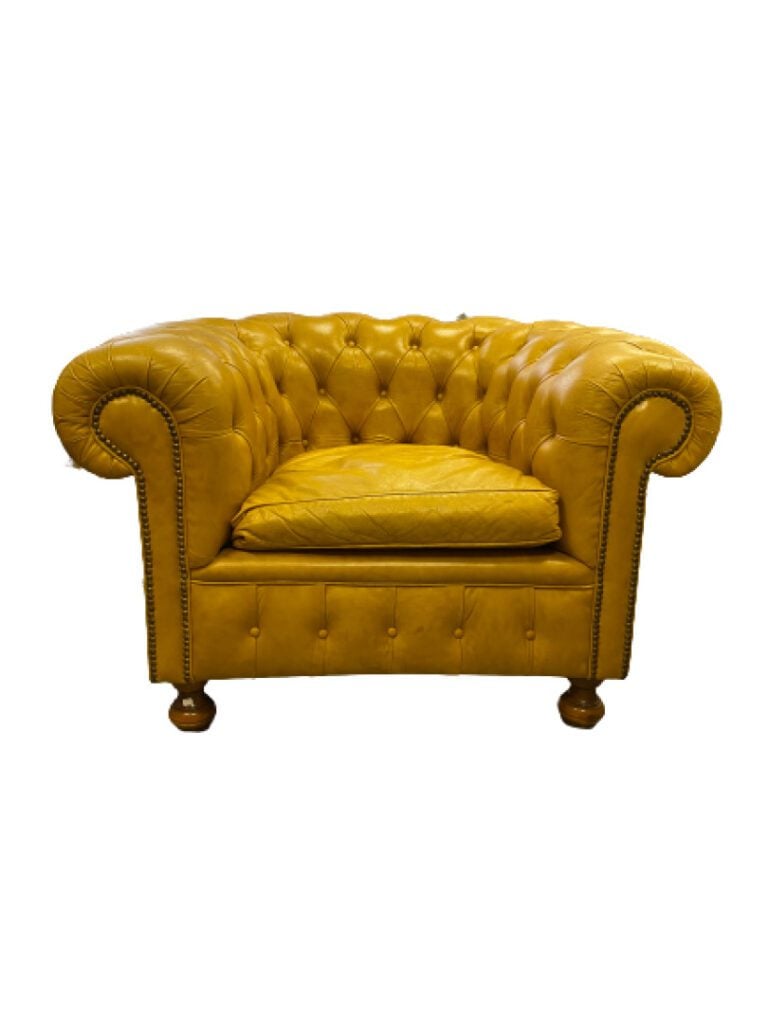 Canapé type Chesterfield trois places en cuir jaune safran patiné et deux faute…
