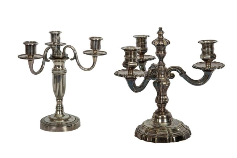 Candélabre en bronze argenté à trois bras de lumière, style Louis XV. - Et un a…