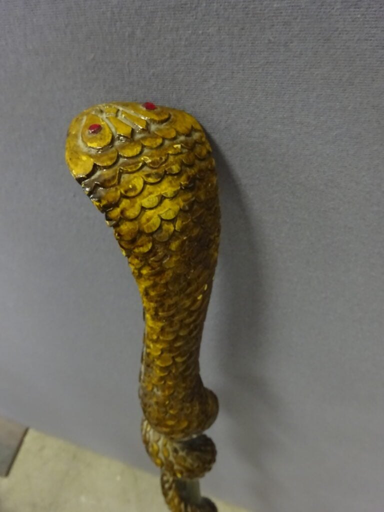 Canne en bois sculpté à motif d'un serpent, possible travail de poilu. - Longue…