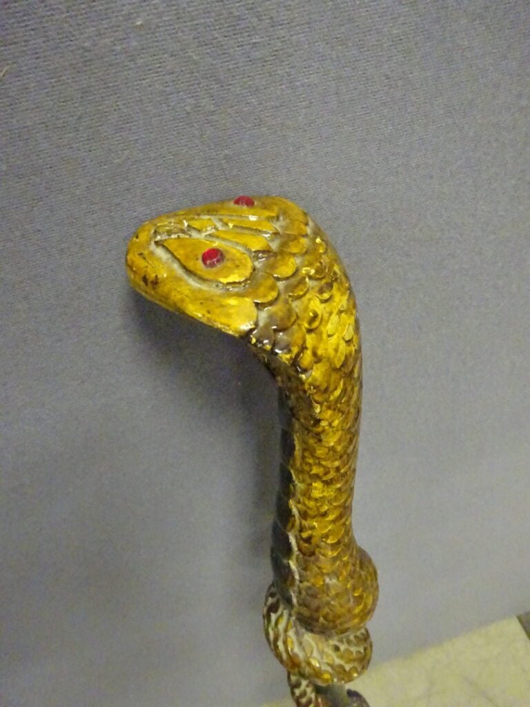 Canne en bois sculpté à motif d'un serpent, possible travail de poilu. - Longue…