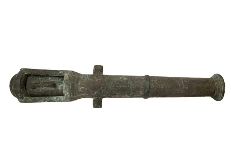 Canon en bronze (fortes marques d'oxydation). - Longueur: 116 cm.