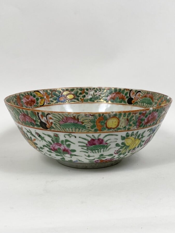 CANTON. Coupe en porcelaine à décor émaillé de fleurs, fruits et papillons (pet…