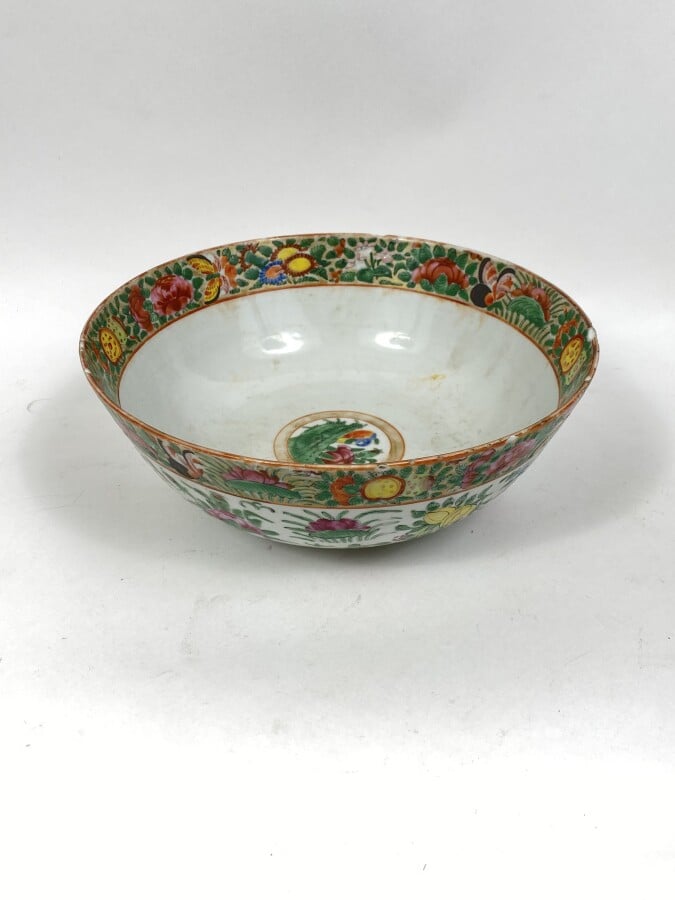 CANTON. Coupe en porcelaine à décor émaillé de fleurs, fruits et papillons (pet…