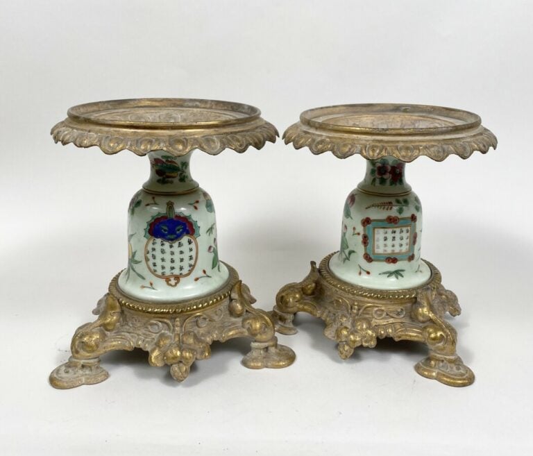 CANTON. Coupe en porcelaine à décor émaillé de fleurs, fruits et papillons (pet…